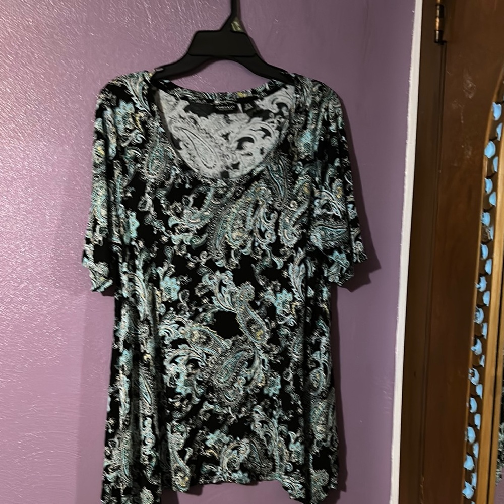 Jones New York Black and Gray Relaxed Short Sleeve Blouse